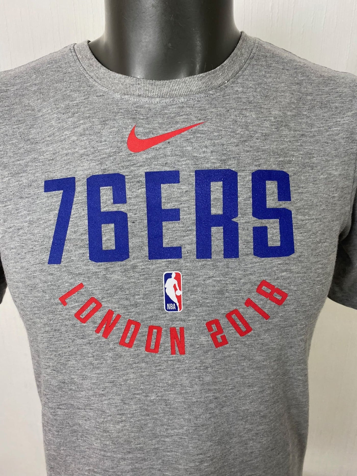 NIKE NBA Shirt "Philadelphia 76ers London 2018" grau Gr. S