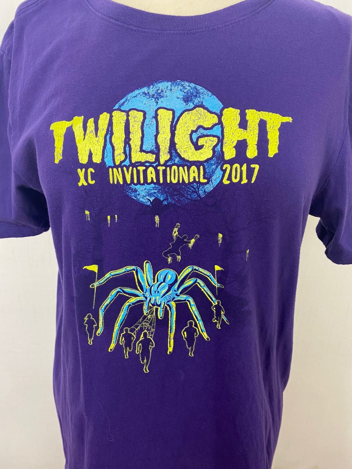 NIKE Graphic Shirt Glow in the Dark "Twilight Invitational XC 2017" Gr.M